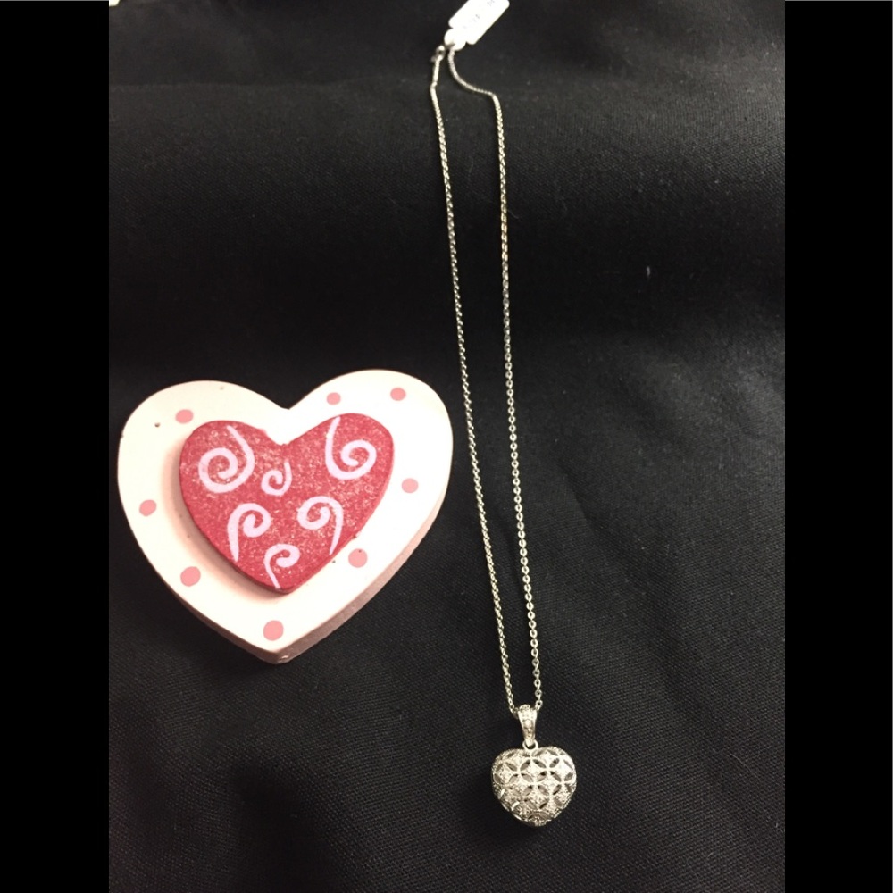 Heat shaped pendant locket necklace